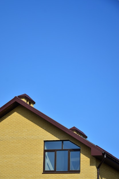 La parte superior de un edificio residencial de ladrillo amarillo.