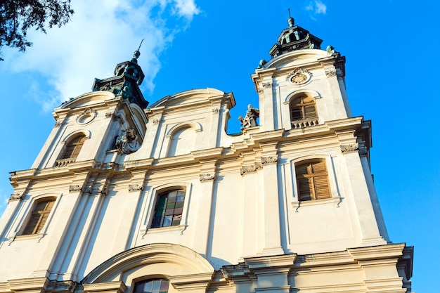 Parte superior de la iglesia en la calle Bandery en Lviv, Ucrania