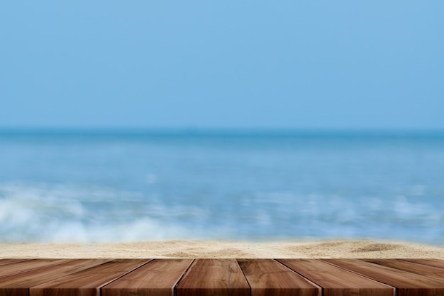 Parte superior de la mesa de madera con fondo borroso mar y palmera