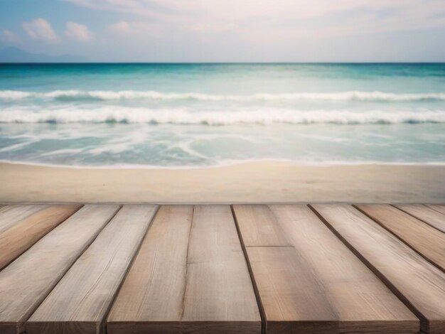 La parte superior de la mesa de madera frente al fondo blanco de la playa