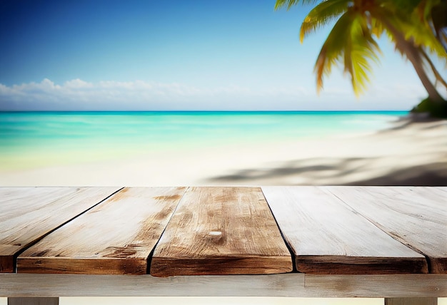 Parte superior de la mesa de madera con paisaje marino y hojas de palma Vacío listo para su montaje de exhibición de productos concepto de fondo de vacaciones de verano