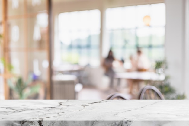 Foto la parte superior de la mesa de piedra de mármol blanco vacía y la ventana de vidrio borrosa interior de la cafetería y el restaurante se burlan del fondo abstracto que se puede usar para exhibir o montar sus productos