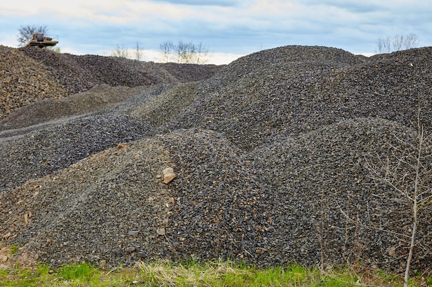 Parte superior de la mina de piedras de basalto negro Industria de la cantera de piedra de basalto