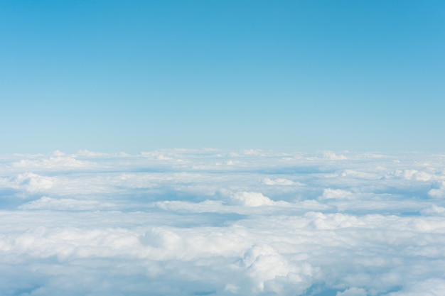 Parte superior de la nube cielo azul nublado por encima del horizonte nublado