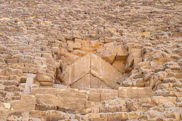 Parte superior quebrada da pirâmide de Quéops Khufu contra o céu Pirâmide de Quéops em Giza Egito