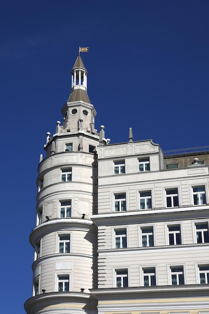 Parte superior del Radisson Collection Hotel en Moscú Rusia bajo un cielo despejado azul claro