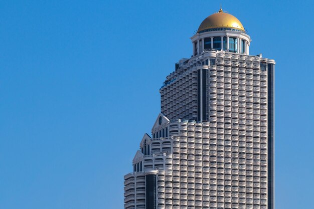 Foto parte superior de la torre estatal un rascacielos ubicado en silom road distrito de bang rak bangkok tailandia