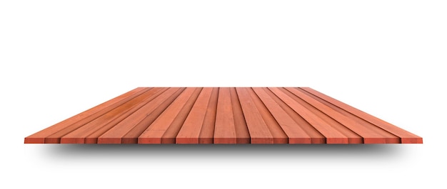La parte superior vacía de una mesa o mostrador de madera aislada sobre un fondo blanco para la exhibición o el diseño de productos