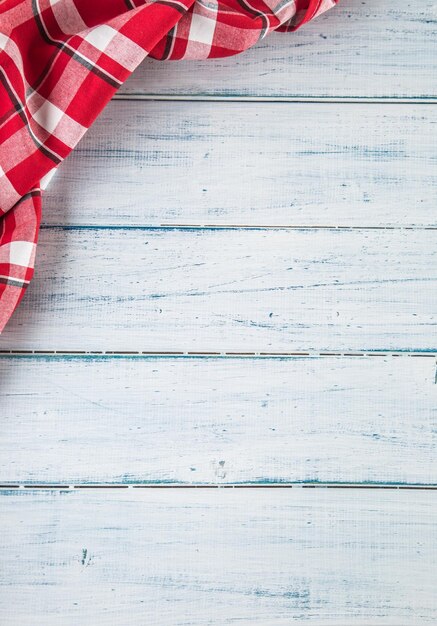 Foto la parte superior de la vista es un mantel de mesa a cuadros rojos en una mesa de madera