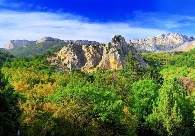 Parte sur de la península de Crimea, paisaje de montañas Ai-Petri. Ucrania.