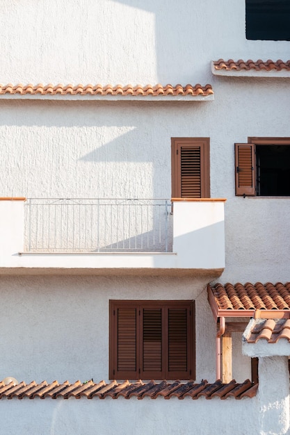 Parte típica da fachada da casa branca na cidade italiana perto da arquitetura do estilo da vila mediterrânea do mar