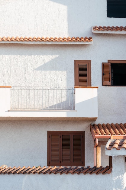 Parte típica de la fachada de la casa blanca en la ciudad italiana cerca del mar Arquitectura de estilo de pueblo mediterráneo