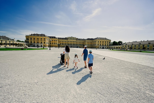 Parte traseira da mãe com crianças anda no famoso Palácio de Schonbrunn Viena Áustria