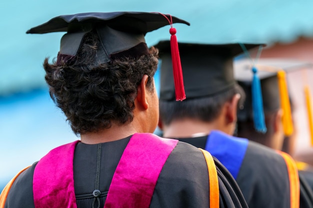 Parte traseira do sucesso da cerimônia de graduados graduados da universidadeConcept educação parabéns graduados na Universidade