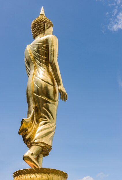 La parte trasera de la estatua dorada de Buda.