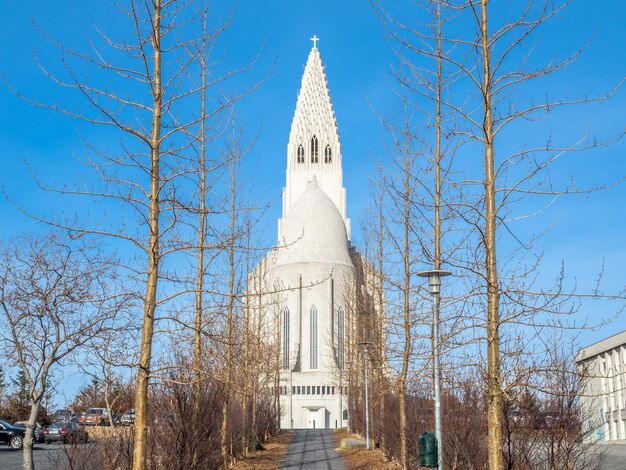 Parte trasera de la iglesia de Hallgrimskirkja bajo el cielo azul de la mañana nublada Reykjavik en Islandia