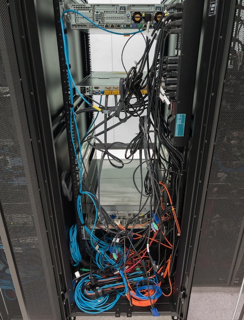 La parte trasera del rack del servidor después de quitar el almacenamiento antiguo para cambiar el nuevo sistema en la vista frontal del centro de datos con el espacio de copia