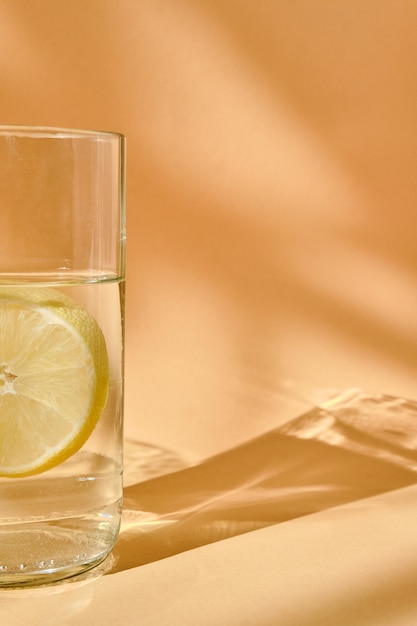 Una parte de un vaso de agua con limón es visible en el marco