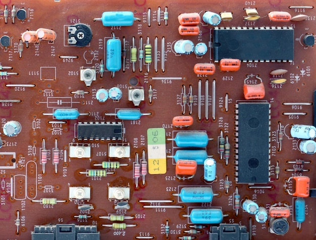 Foto parte de una vieja placa de circuitos impresos de época con componentes electrónicos