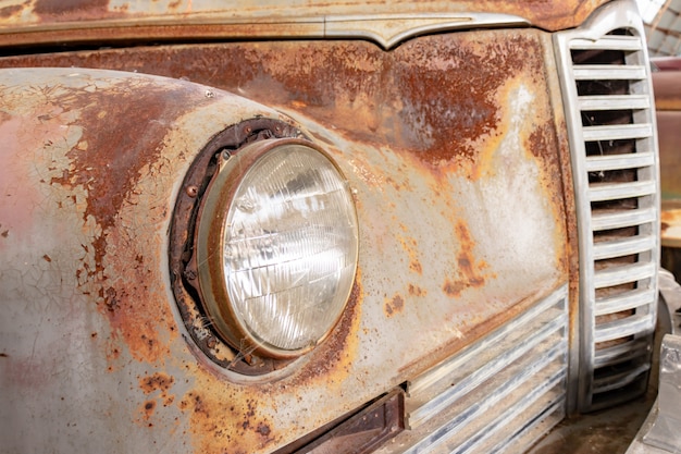 Foto parte de un viejo auto oxidado, concepto de reparación de automóviles