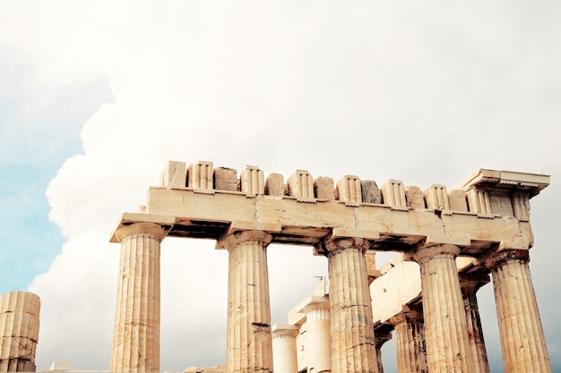 Foto partenon na acrópole antes da chuva. atenas, grécia.