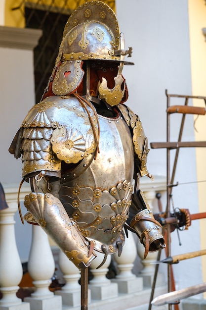 Partes de la armadura de un antiguo caballero. Un concepto medieval. Textura metálica.