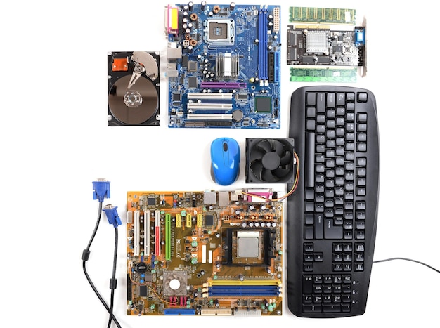 Partes de computadora con teclado y ratón aislados en blanco