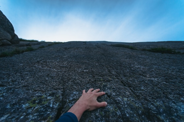 Partes del cuerpo entre las montañas