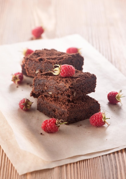 Partes de bolo de brownie de chocolate com framboesas