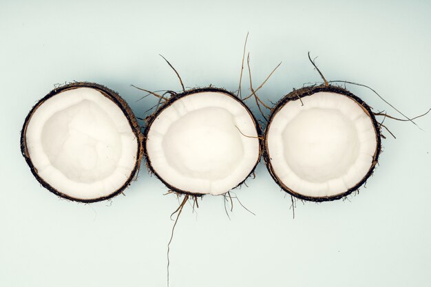 Partes de coco em um fundo branco