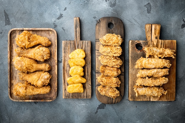 Partes de frango frito à milanesa na cinza