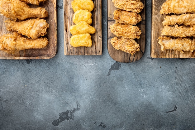 Partes de frango frito crocante caseiro em fundo cinza