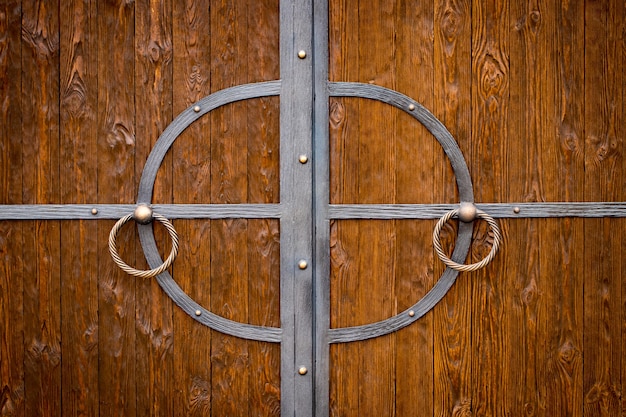 Foto partes decorativas de puertas metálicas, elementos de forja a mano.