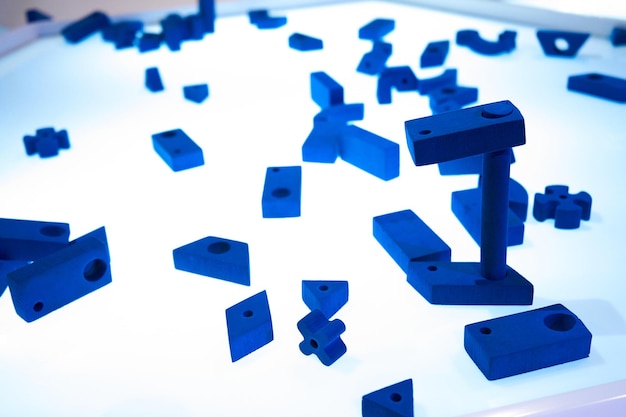 Partes do quebra-cabeça 3d azul na mesa brilhante