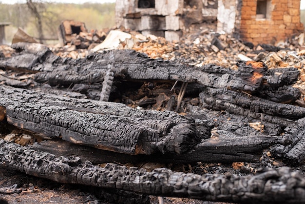 Partes de madera negra de la casa destruida y quemada después del incendio