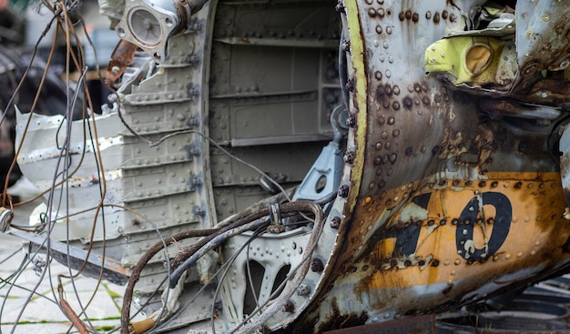 Partes quemadas del helicóptero de combate de la Fuerza Aérea Rusa destruido Hind Crocodile Los restos