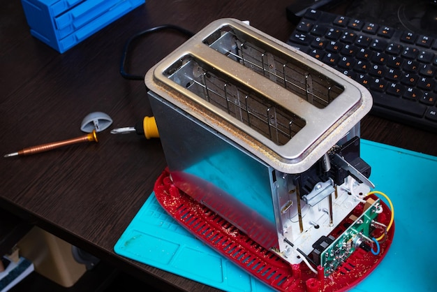 Partes de la tostadora de pan eléctrica moderna sobre la mesa