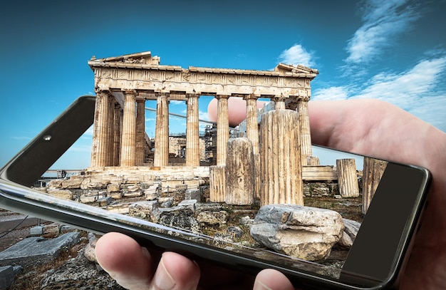 Parthenon na Acrópole de Atenas no celular, Grécia. Tema de viagens e turismo.