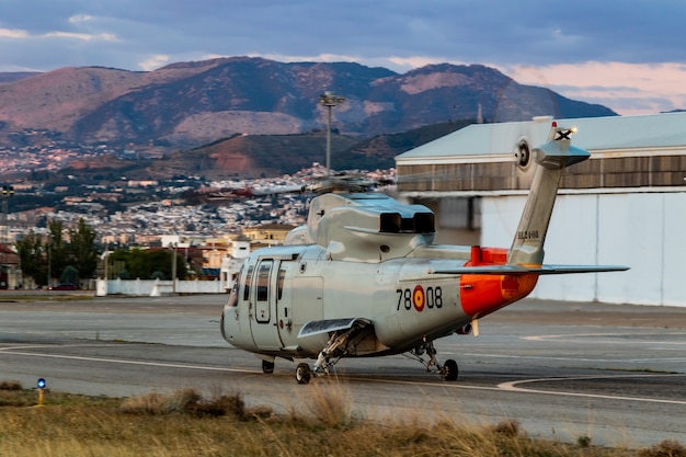 Participa el helicóptero Sikorsky S-76C