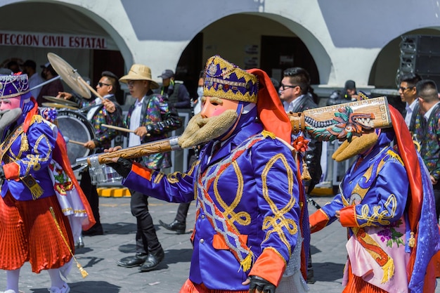 Un participante en el Carnaval de Huejotzingo vistiendo traje tradicional bailando
