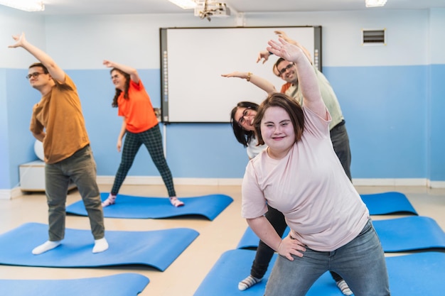 Los participantes con síndrome de Down se estiran alegremente en una sesión de yoga inclusiva