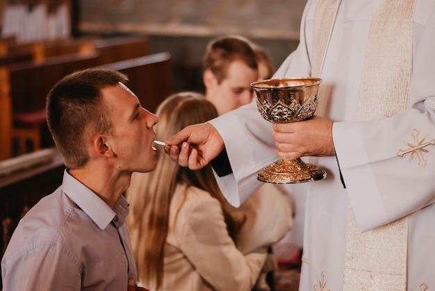 participio de la iglesia católica personas y un sacerdote