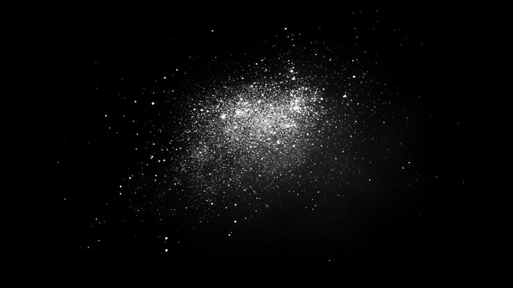 Las partículas brillantes contra un fondo oscuro crean una sensación de maravilla cósmica en el cielo nocturno