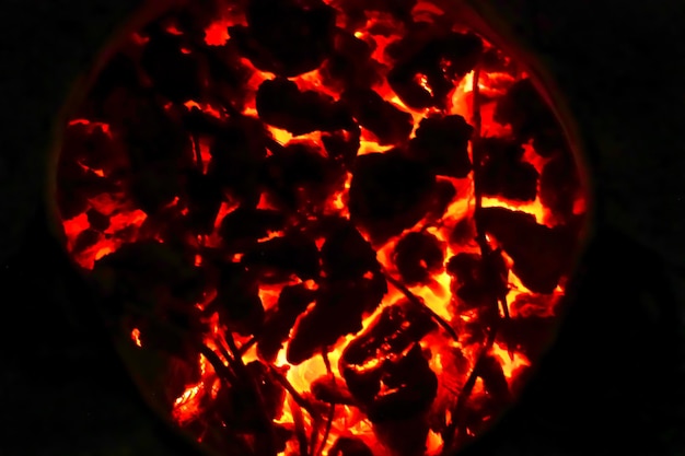 Partículas de brasas de fogo sobre fundo preto um grande conjunto de elementos de fogo em um fundo preto