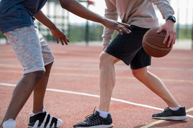 Partida de basquete na quadra ao ar livre