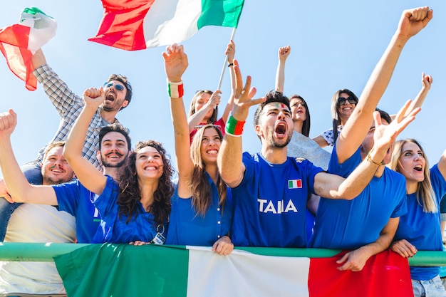 Partidarios italianos celebrando en el estadio con banderas