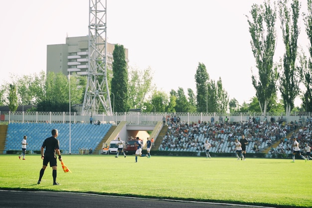 Foto partido de fútbol en un día soleado de verano