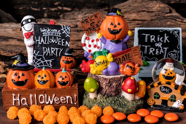 Partido del ornamento de Halloween con caramelo y truco o invitación anaranjados