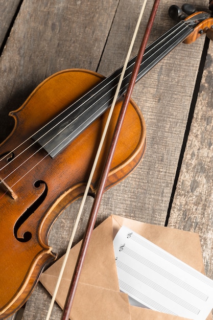 Partituras y violín en mesa de madera