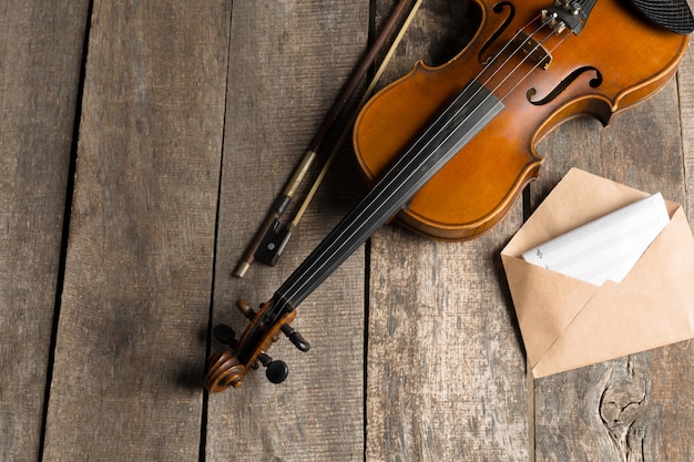 Partituras y violín en mesa de madera.